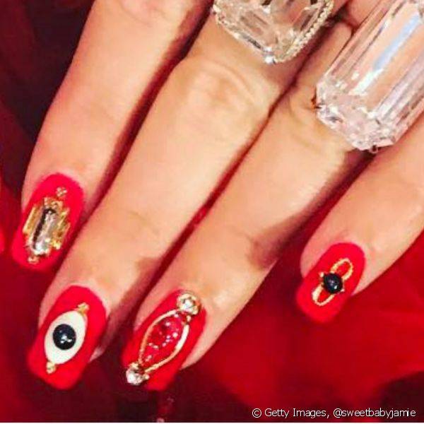 Katy Perry chamou a aten??o pelo visual todo vermelho e unhas decoradas com aplica??es divertidas (Foto: Getty Images, Instagram @sweetbabyjamie)